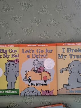 An Elephant & Piggie Books - Silver Stamp Of Honor